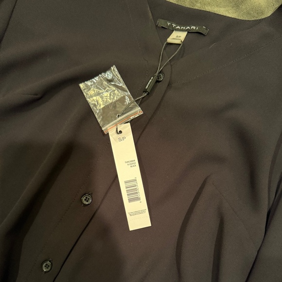 Tahari long-sleeve button-up blouse - Picture 2 of 3